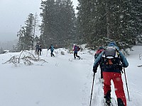 Aufstieg bei Schneefall